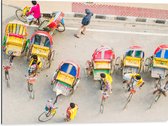 Dibond - Bovenaanzicht van Lokale Mensen in Tuktukfietsen - 80x60 cm Foto op Aluminium (Met Ophangsysteem)