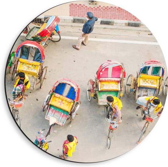 Dibond Muurcirkel - Bovenaanzicht van Lokale Mensen in Tuktukfietsen - 40x40 cm Foto op Aluminium Muurcirkel (met ophangsysteem)