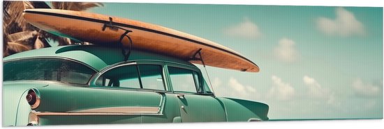 Vlag - Houten Surfplank op Dak van Blauwe Auto geparkeerd op het Strand - 150x50 cm Foto op Polyester Vlag