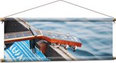 Textielposter - Gitaar in Houten Vissersboot op Zee - 90x30 cm Foto op Textiel