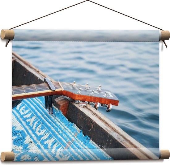 Textielposter - Gitaar in Houten Vissersboot op Zee - 40x30 cm Foto op Textiel