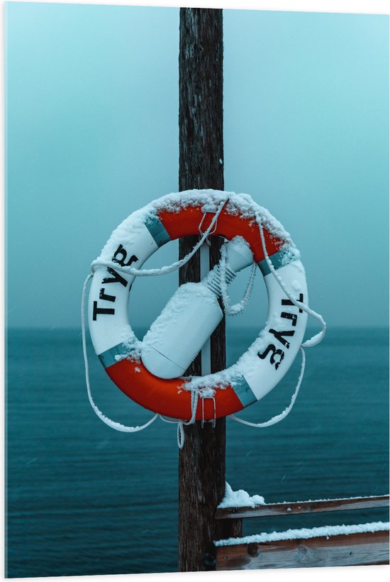 Acrylglas - Ondergesneeuwde Reddingsboei op Pier boven de Zee - 70x105 cm Foto op Acrylglas (Met Ophangsysteem)