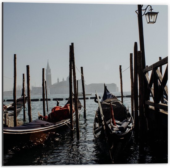 Dibond - Italiaanse Gondels in Haven van Venetië, Italië - 50x50 cm Foto op Aluminium (Wanddecoratie van metaal)