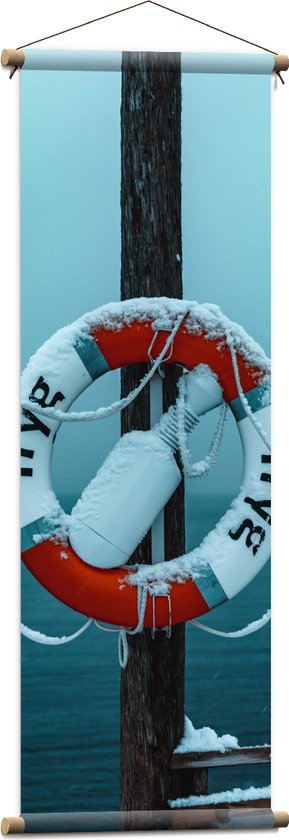 Textielposter - Ondergesneeuwde Reddingsboei op Pier boven de Zee - 40x120 cm Foto op Textiel