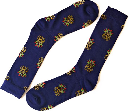 Donkerblauwe sokken met een herhalend patroon van gele ananassen met groene en rode bladeren.