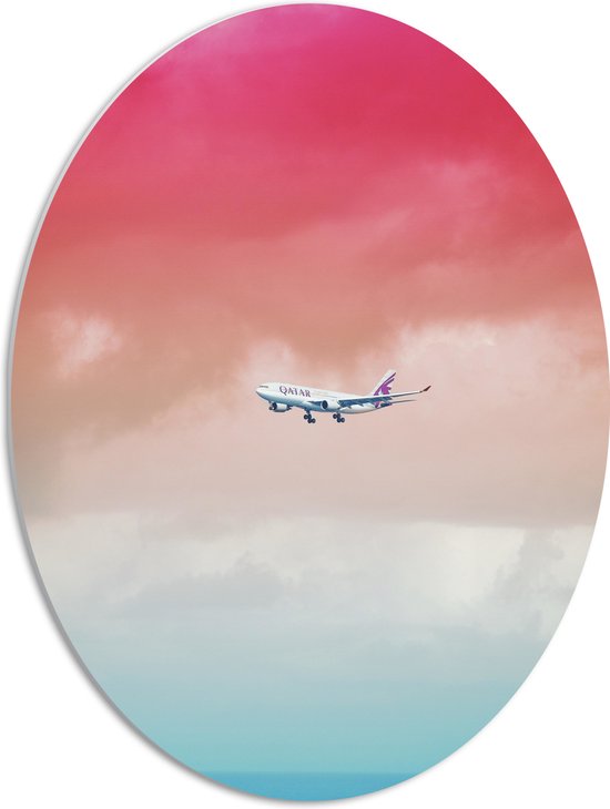 PVC Schuimplaat Ovaal - Wit Passagiersvliegtuig Vliegend in Rozekleurige Lucht - 51x68 cm Foto op Ovaal (Met Ophangsysteem)