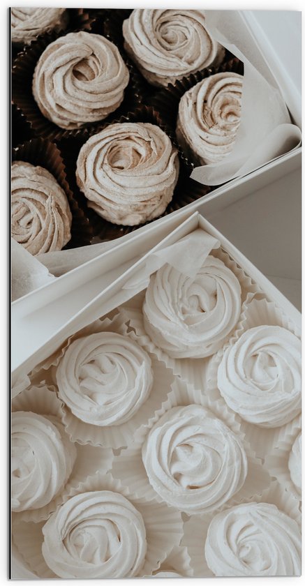 Dibond - Cupcakes in Doosjes met Witte Botercrème - 50x100 cm Foto op Aluminium (Wanddecoratie van metaal)