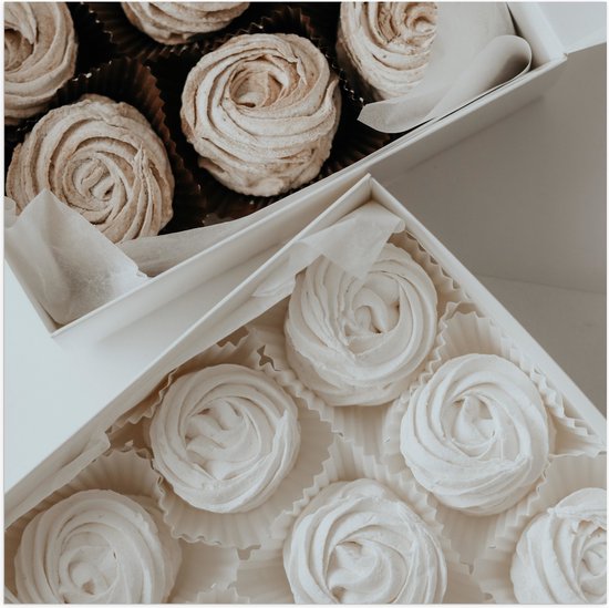 Poster Glanzend – Cupcakes in Doosjes met Witte Botercrème - 100x100 cm Foto op Posterpapier met Glanzende Afwerking