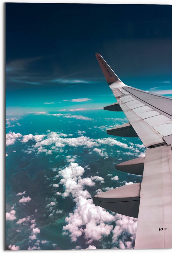 Dibond - Vleugel van Passagiersvliegtuig Vliegend Boven Schapenwolken - 50x75 cm Foto op Aluminium (Met Ophangsysteem)