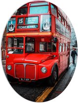 PVC Schuimplaat Ovaal - Traditionele Rode Toeristenbus door de Straten van Londen - 60x80 cm Foto op Ovaal (Met Ophangsysteem)