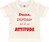 T-shirt Kinderen "Dusss, blijkbaar heb ik een ATTITUDE" | korte mouw | Wit/rood | maat 134/140