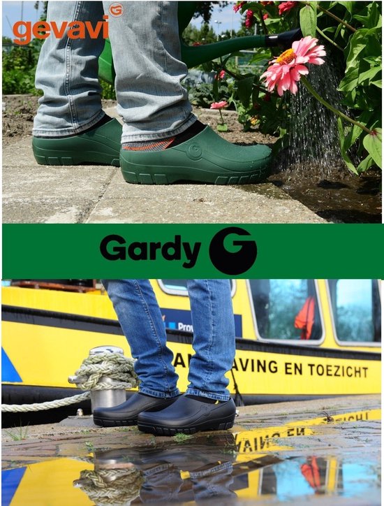 Groene Gevavi Gardy klompen gedragen door iemand die in een tuin met bloemen water geeft.