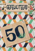 Gefeliciteerd! Je bent 50 jaar geworden! Een leuke kaart met een kleurrijke strepen op de achtergrond. Een grappige kaart om zo te geven of om bij een cadeau te voegen. Een dubbele wenskaart inclusief envelop en in folie verpakt.