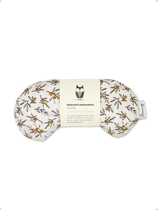 Crèmekleurig oogmasker met een patroon van takjes met gele besjes en grijze blaadjes. Met een papieren banderol met een uil en tekst.