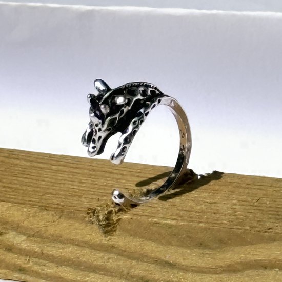 GoedeDoelen.Shop | Ring Giraf | In Maat Verstelbare Ring | Giraffe | Wildlife | Vriendschapsring | Dierenring | Statement Ring | Unisex Ring | Zilverkleurige Ring | One Size | Wellness-House
