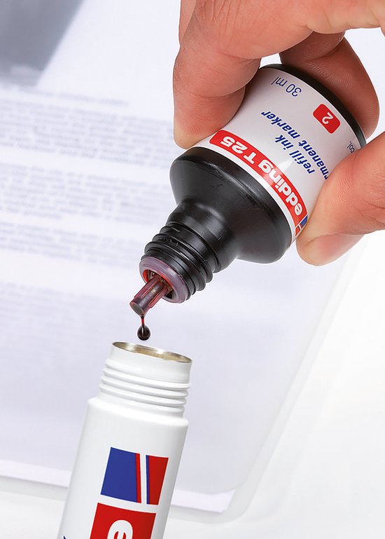 Hand die zwarte edding T25 navulinkt boven een marker schenkt.