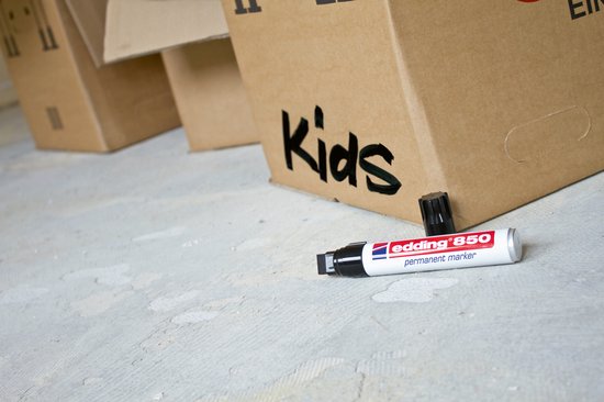 edding 850 permanente marker naast een kartonnen doos met 'kids' erop geschreven.