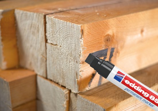 edding 850 permanente marker opgestapelde houten balken.