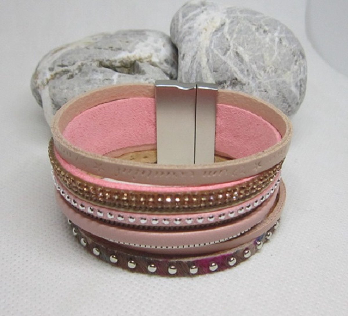 Armband - 4 losse banden - 1 sluiting - leer - stof- Ibiza - Bohio - roze - wit - goud - zilver- magneet sluiting - lengte 20 cm