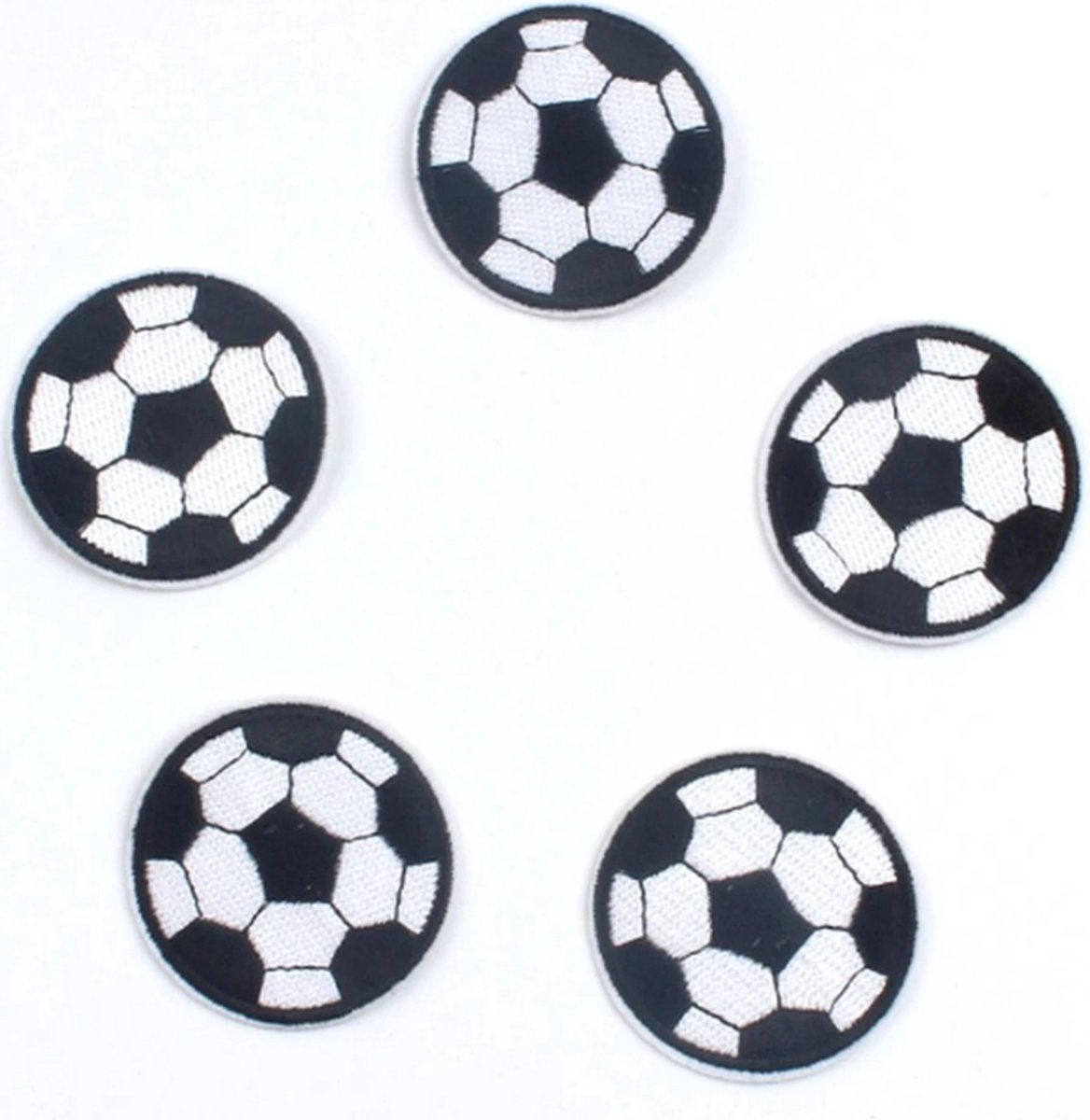 Voetbal Strijk Embleem - Set van 5 - Voetballen - Stof en strijk applicatie - Strijkembleem - Patchwork - Sport - Patches - 5 stuks - Voetbal Stofapplicatie - Sportembleem - Voetballiefhebber - Versiering voor kleding - Leuk Cadeau