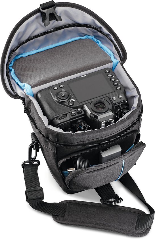 Zwarte cameratas met een spiegelreflexcamera en accessoires erin. De tas heeft blauwe accenten.