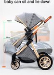 Grijze kinderwagen met ruitpatroon en bruine handgreep. De kap kan op 100cm en 60cm hoog staan.