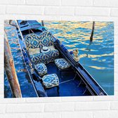 Muursticker - Blauwe Gondel met Gouden Details op de Wateren van Venetië - 80x60 cm Foto op Muursticker