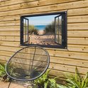 Decoratieve poster met een open raam dat uitkijkt op een zonnig strand met duinen en de zee.