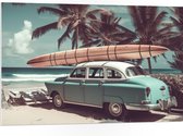 PVC Schuimplaat- Houten Surfplunk op Dak van Blauwe Oude Auto - 105x70 cm Foto op PVC Schuimplaat