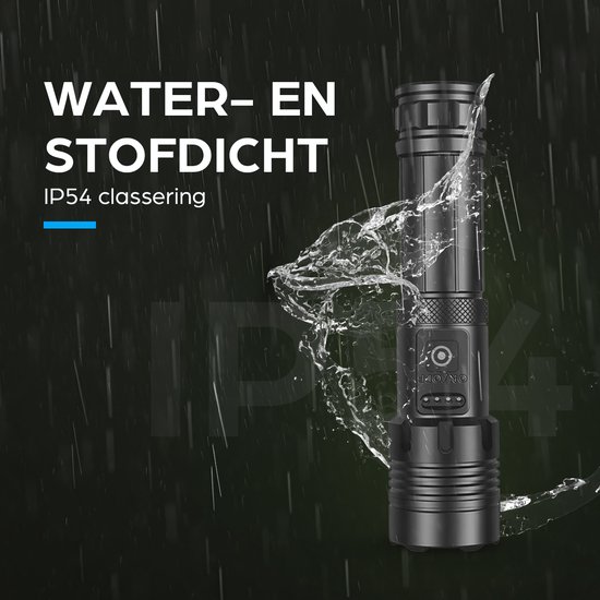 Zwarte Exortus LED zaklamp met een water- en stofbestendige IP54 classificering, omringd door opspattend water.
