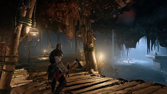 Kratos staat op een houten brug in een grot, met veel planten en water.