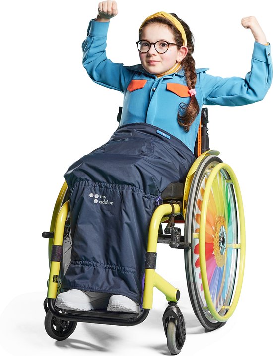 Zwarte poncho, waterdicht, compact en duurzaam met knoppen aan de voorkant. Gemaakt