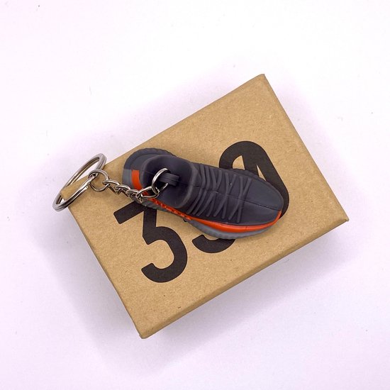 Sneaker Sleutelhanger Inclusief Box - Yeezy Boost 350 V2 Core Black Red - Sneakerhead Cadeau - Merkloos