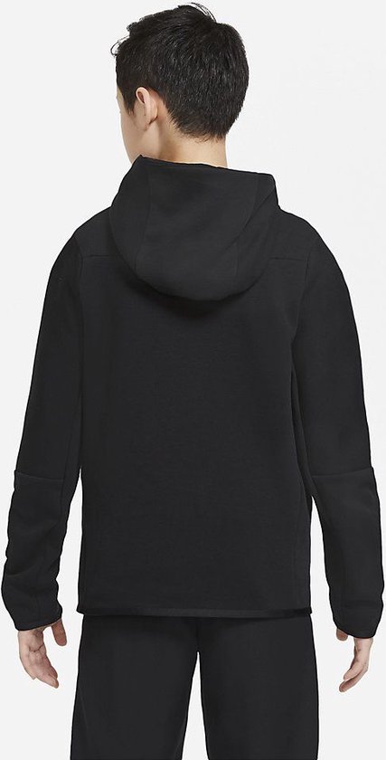 Jongen, van achteren gezien, in een zwart Nike Tech Fleece vest.
