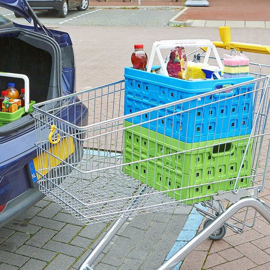 Blauwe en groene kratten met boodschappen in een winkelwagentje naast een auto.