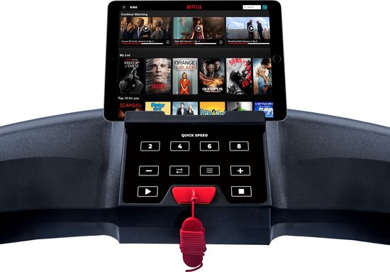 Tablethouder met een tablet die Netflix toont op de loopband VirtuFit.
