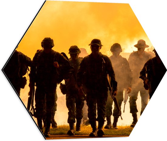 Dibond Hexagon - Silhouet van Groep Soldaten met Wapens weglopend bij Vuur - 50x43.5 cm Foto op Hexagon (Met Ophangsysteem)