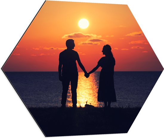 Dibond Hexagon - Silhouet van Koppel Hand in Hand bij de Zee tijdens Zonsondergang - 80x69.6 cm Foto op Hexagon (Met Ophangsysteem)