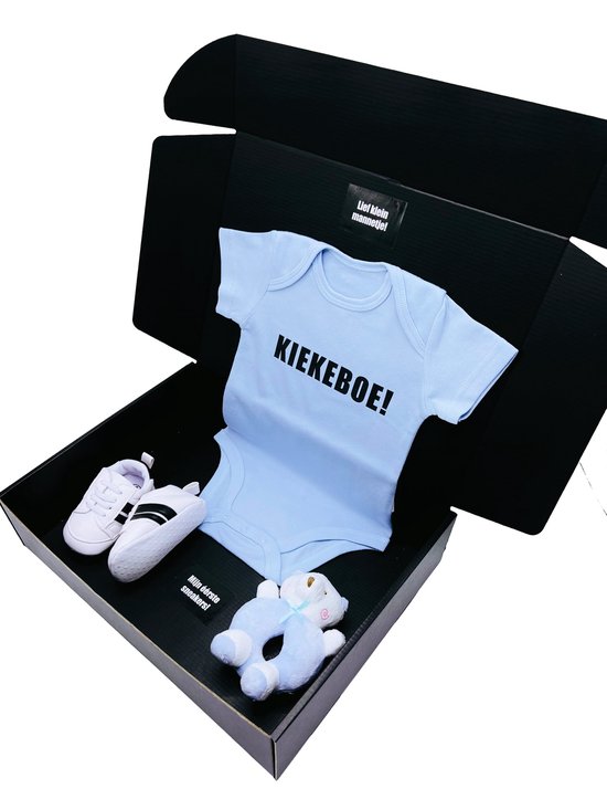 Kraamcadeau jongen KIEKEBOE met blauwe romper, rammelaar en babyschoentjes, cadeau geboorte jongen, geboortegeschenk, kan ook rechtstreeks als cadeau worden verstuurd van KIEKEBOE — afbeelding 3