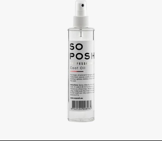 So Posh Coat Oil: heldere sprayfles met witte dop en spuitmond. Tekst op etiket: SO POSH PROFESSIONAL Coat Oil.