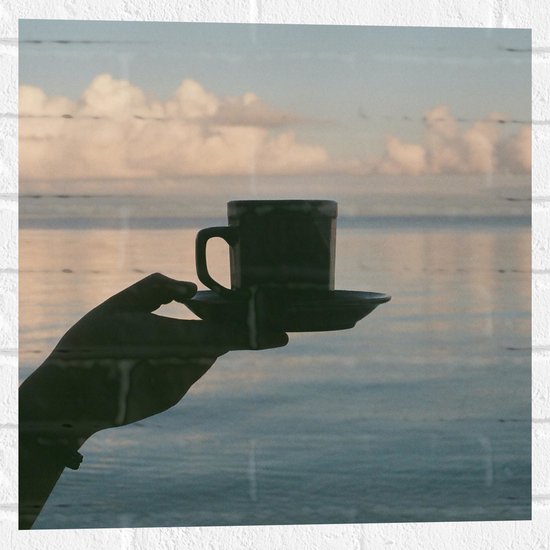Muursticker - Hand - Koffie - Kop - Bordje - Zee - Wolken - Water - 50x50 cm Foto op Muursticker