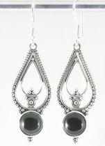Boucles d'oreilles longues ajourées en argent avec onyx
