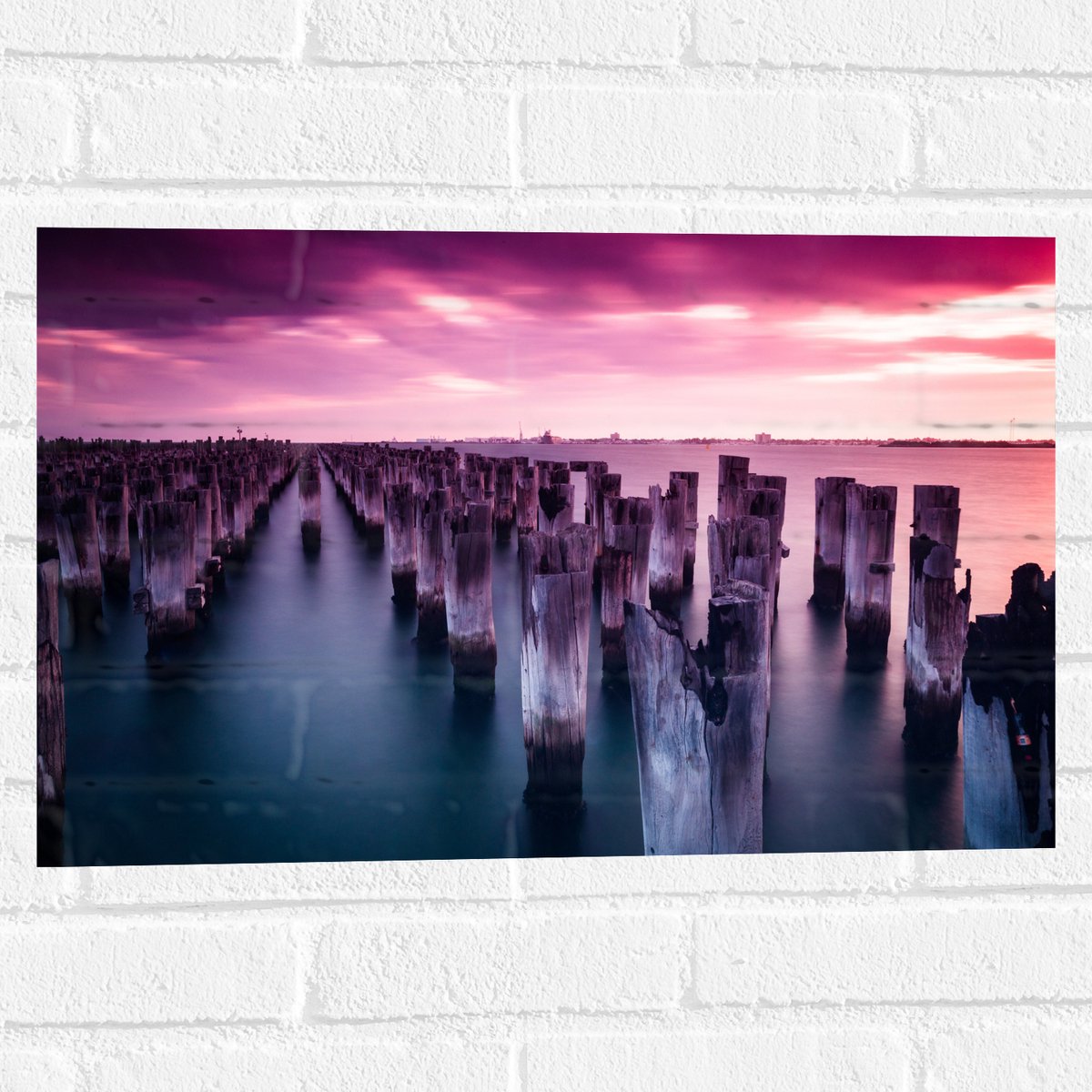 Muursticker - Palen - Water - Hout - Zee - Kleuren - 60x40 cm Foto op Muursticker