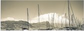 Poster (Mat) - Rijen Witte Bootjes in Buitenlandse Haven - 90x30 cm Foto op Posterpapier met een Matte look