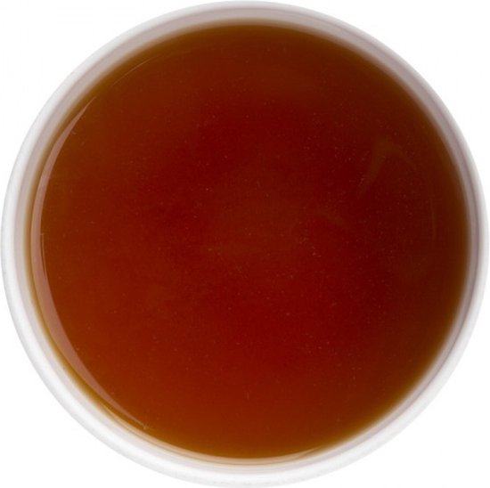 Bovenaanzicht van rooibos thee in een witte schaal, roodbruine vloeistof.