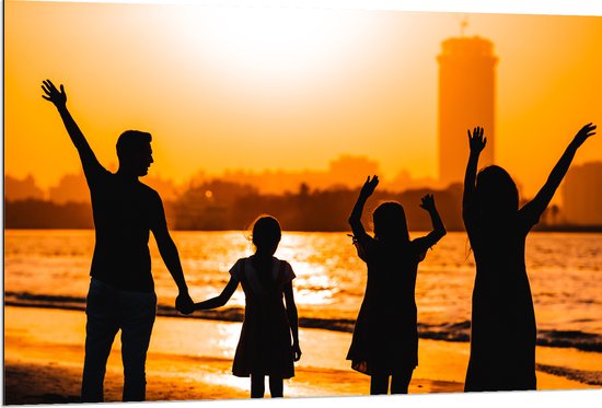 Dibond - Silhouet van Gelukkige Familie aan het Strand in de Felle Zon - 120x80 cm Foto op Aluminium (Met Ophangsysteem)