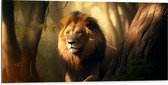 Dibond - Prachtige Leeuw met Volle Manen Schuilend achter Boom - 100x50 cm Foto op Aluminium (Wanddecoratie van metaal)
