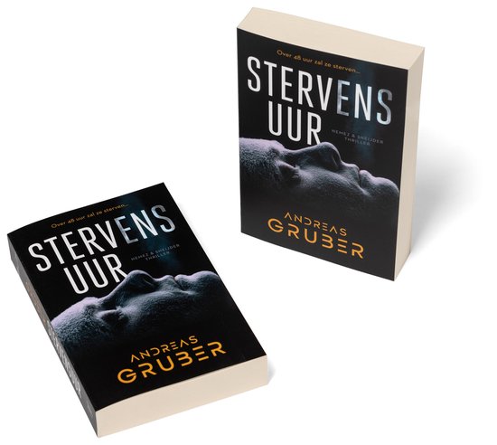 Twee exemplaren van het boek "Stervensuur" van Andreas Gruber, liggend op een witte achtergrond.