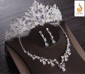 Fiory Luxe Sieradenset Kroon/Tiara + Ketting + Oorbellen | zilver | strass steentjes en diamantjes | bling bling| feest en party | glamour| sieraden| zilver|
