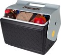 Zwarte koelbox met geruit patroon. De zilverkleurige bovenkant is geopend en bevat een appel, brood en een flesje.